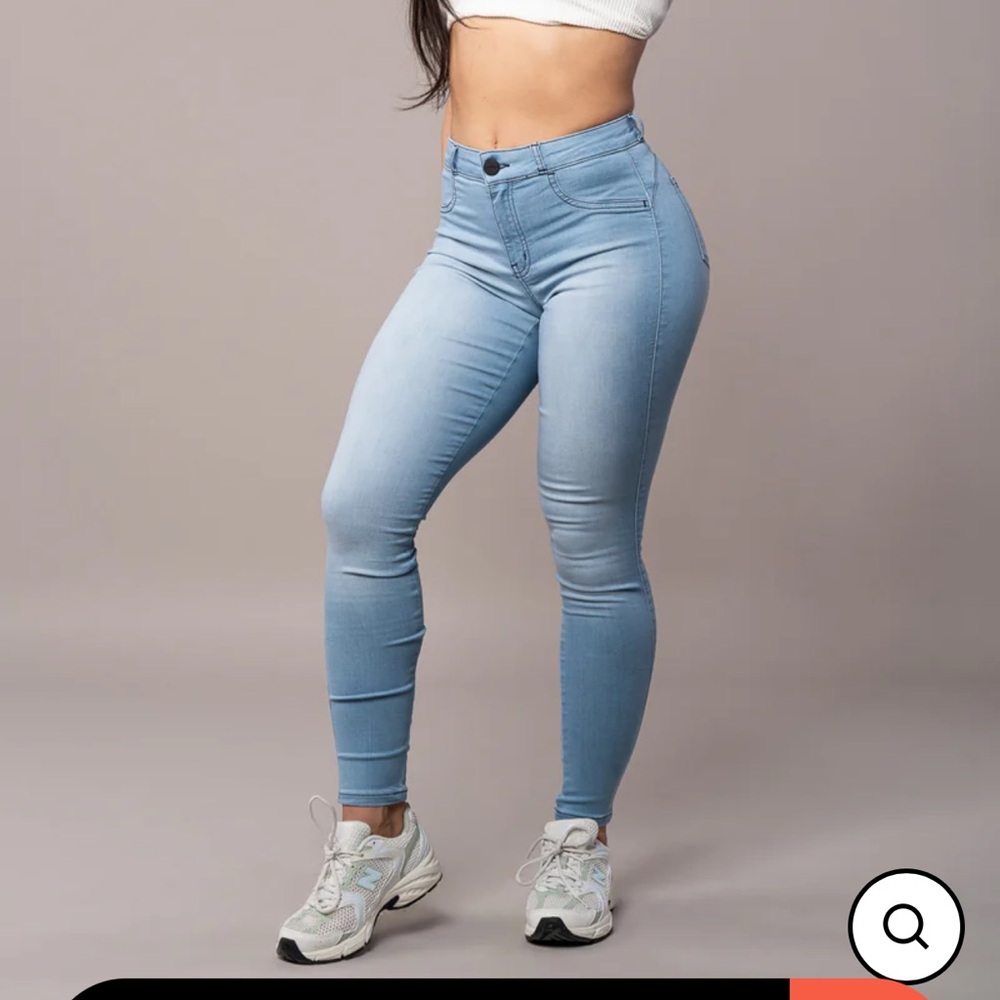 FITJEANS  CONTOUR MID WAISTED
- BLEACH BLUE SIZE SMALL